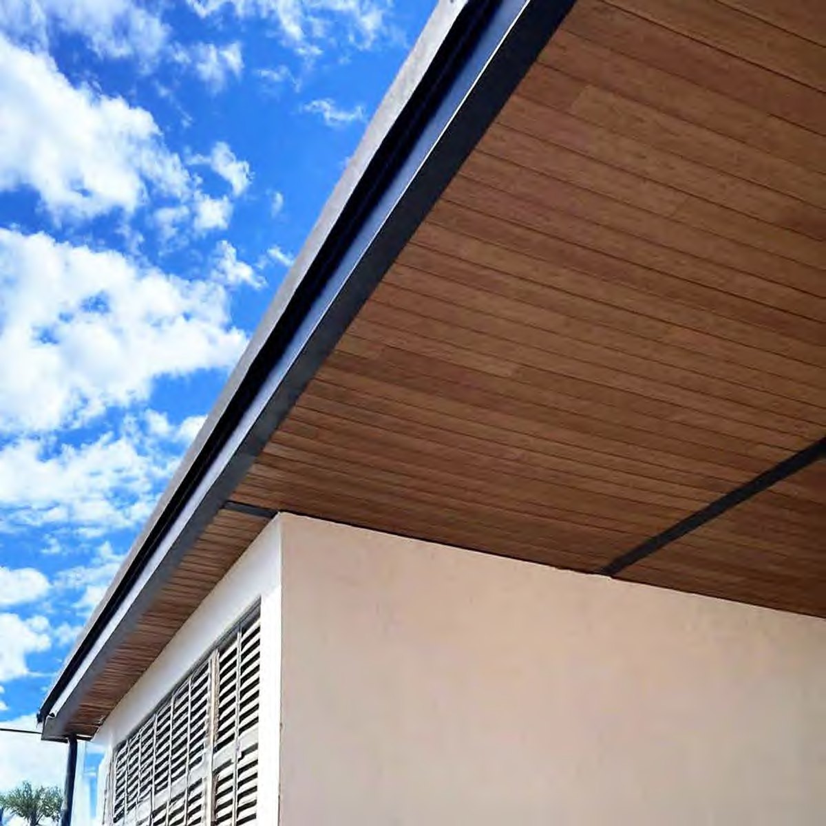 Casa con deck y bastidor de soporte