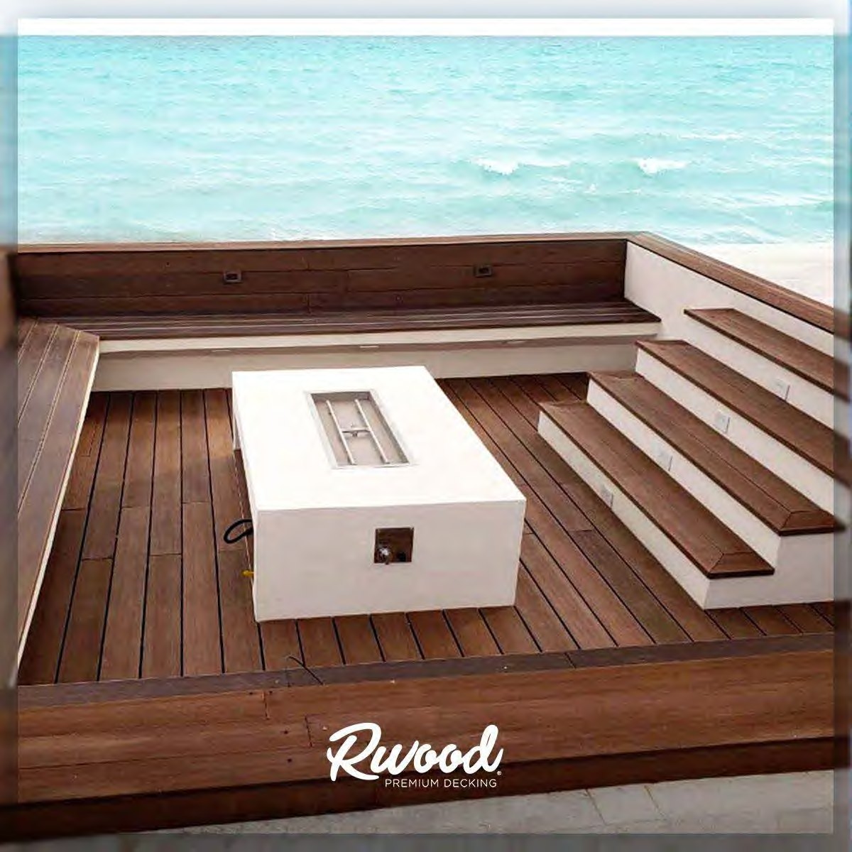 Deck de piso y escalones frente al mar